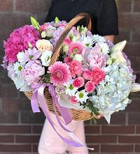 Цветочная композиция из Розы, Хризантемы, Пионы и Лизиантусы в корзине в Никольском 1-ом