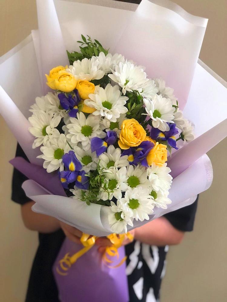 Букет цветов из: Ирисы, Хризантемы и Розы в Никольском 1-ом